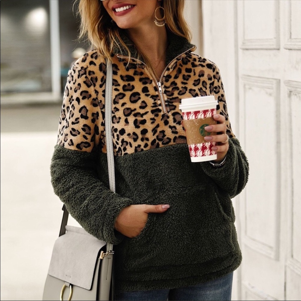 NWT Women’s  Lightweight High Pile Fleece In Green / Leopard Print Size Small
